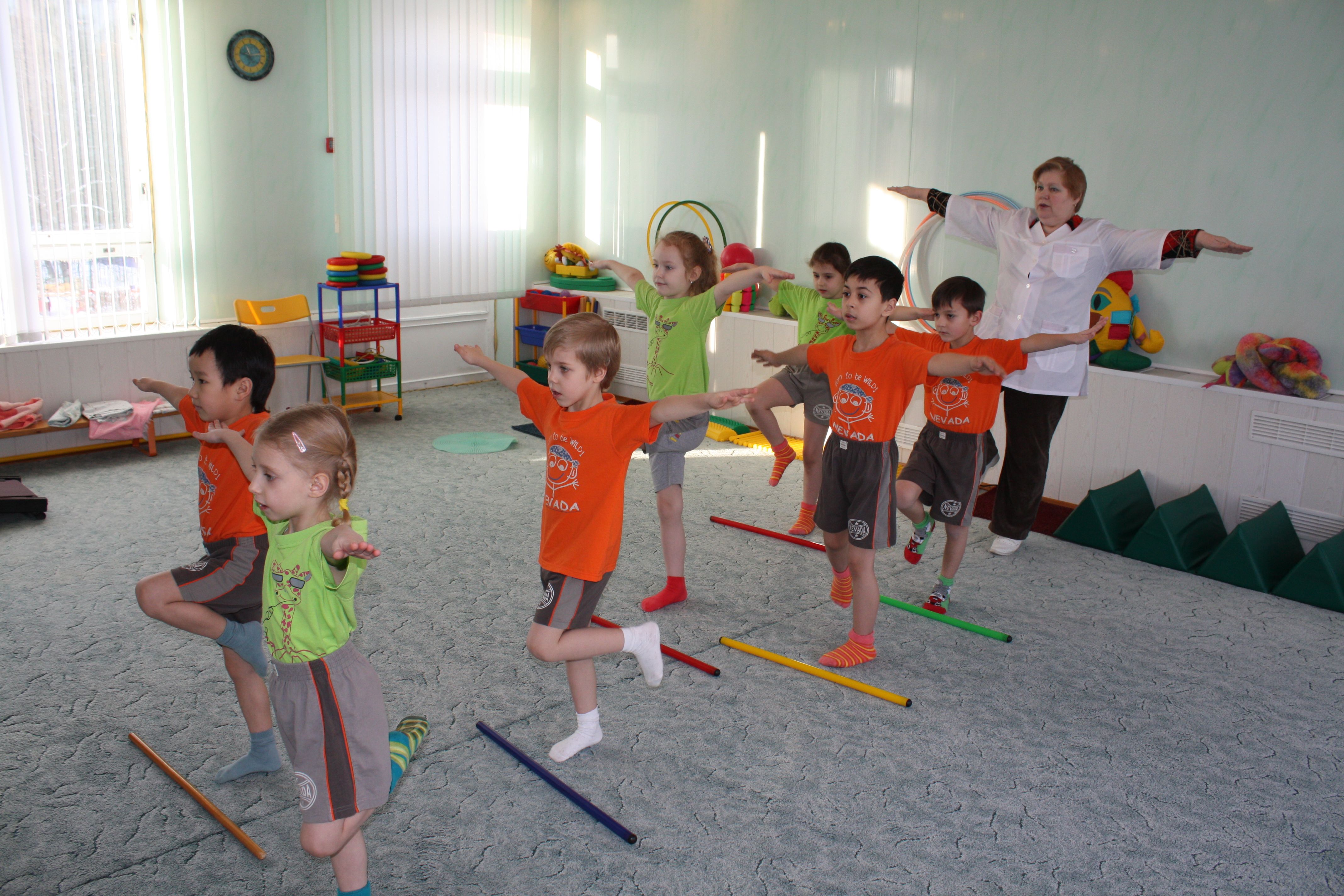 Развитие движений средняя группа. Физкультурные занятия в ДОУ. Занятия физкультурой в детском саду. Дети на физкультуре в детском саду. Физкультура в детском садике.