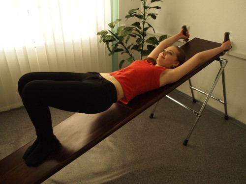 Выполнение упражнений для спины